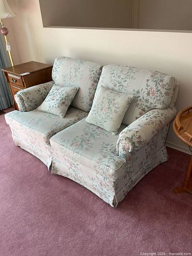 Loveseat (1 of 5)