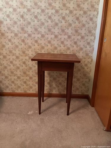 Mid-Century Modern Side/End Table, Cherry Veneer, Tapered Legs (1 of 11)