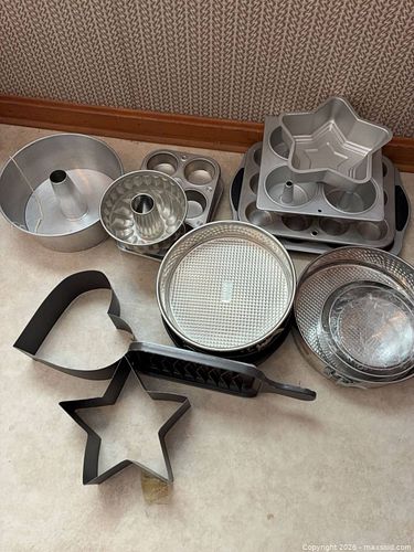Mixed Bakeware & Kitchenware Lot with Glass Bowls and Pans (1 of 5)