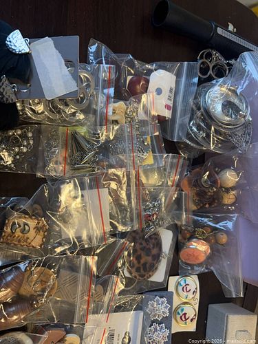Mixed Jewelry Lot: Assorted Earrings & Jewelry Pieces (1 of 9)
