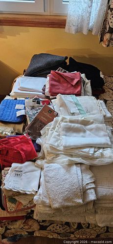 Towels, Clothes, Linens (1 of 13)