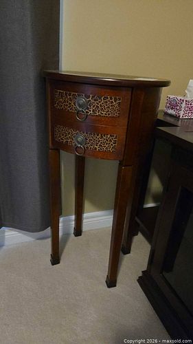 Accent Table (1 of 4)