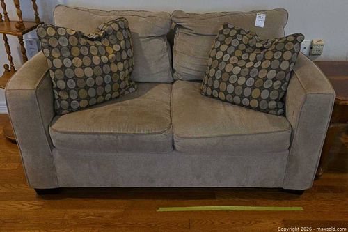 Loveseat (1 of 6)