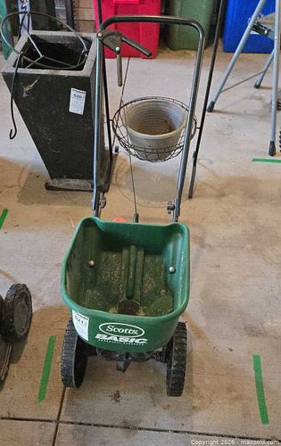 Scotts Turf Builder EdgeGuard Mini Broadcast Spreader (1 of 4)