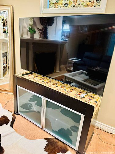 Samsung TV and Stand (1 of 8)