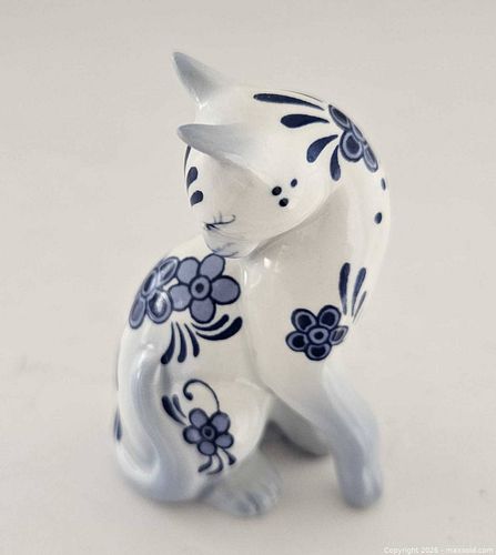 Delft Curio Cabinet Cat  (1 of 4)