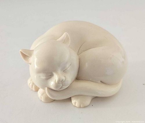 Netsuke Curio Cabinet Cat  (1 of 4)