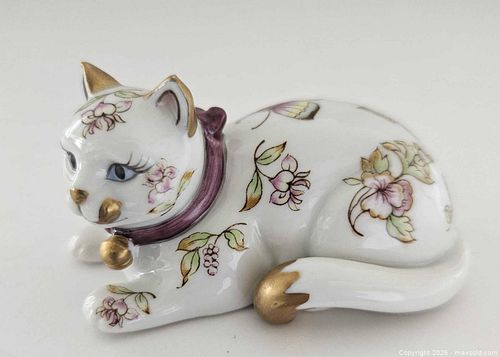 Satsuma Curio Cabinet Cat  (1 of 4)