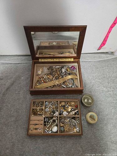Vintage Jewelry Box full of Vintage Jewelry (1 of 13)