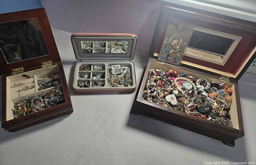 Vintage Jewelry Boxes with Jewelry Lot – Rhinestones, Brooches, Rings & Cases (1 of 12)