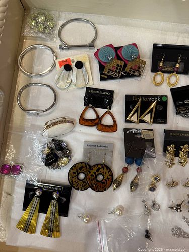 Mixed Costume Jewelry Lot — Earrings, Bracelets, Rings, Brooches (1 of 7)