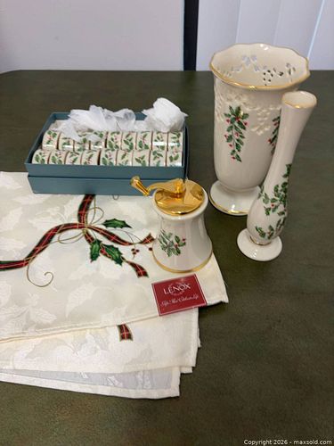 Lenox Holiday Pattern Porcelain & Napkin Set (1 of 5)