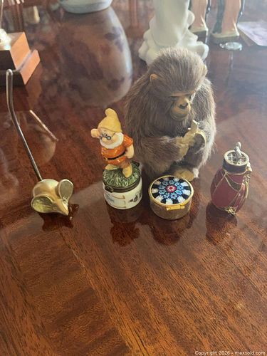 Collectible Lot: Small Figurines & Trinket Boxes (1 of 3)