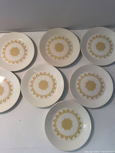 Set of 7 Vintage White Ceramic Salad/Dessert Plates with Gold Floral Medallion (1 of 4)