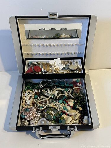 Costume Jewelry with Box  (1 of 8)