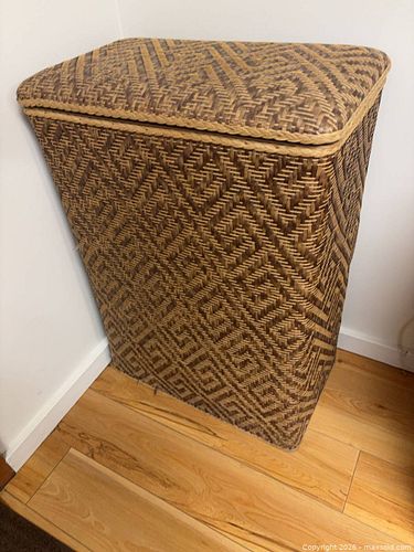 Large Wicker Woven Rattan Laundry Hamper with Hinged Lid (1 of 3)