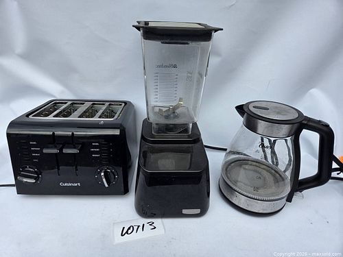 Small Kitchen Appliances (Untested): Cuisinart 4-Slice Toaster, Blendtec Blender, Oster (1 of 7)