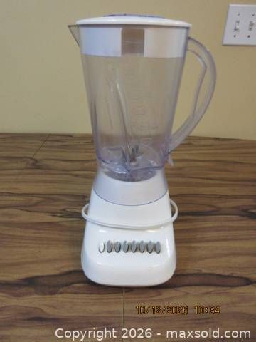 Generic White Plastic 1.5L Corded Blender with Pitcher (1 of 3)