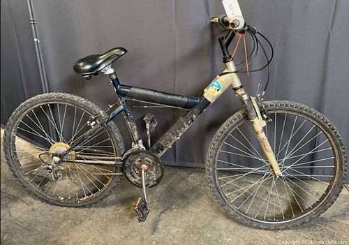 Generic 26-inch Mountain Bike 18-Speed Hardtail (1 of 8)