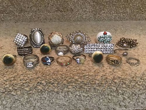 COSTUME JEWELRY RINGS (1 of 7)