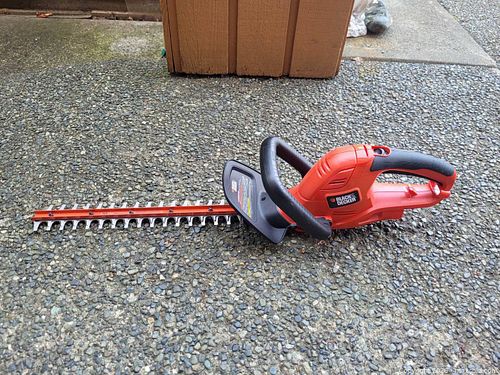 Black and Decker hedge trimmer (1 of 3)