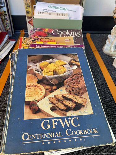Lot of 6-10 Cookbooks and Loose Recipe Cards, Various Titles (1 of 5)