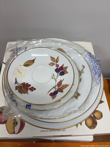 Royal Worcester Evesham Gold Five-Piece Place Setting (1 of 6)