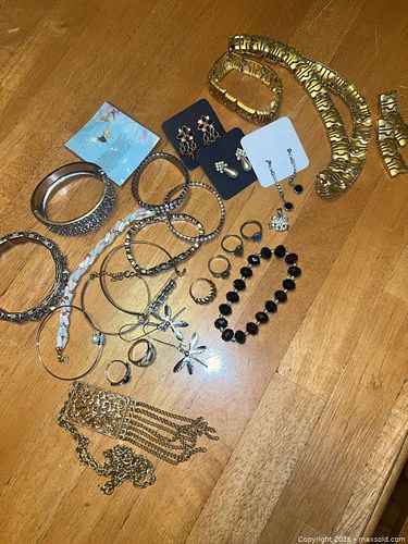 Mixed Costume Jewelry Lot — Necklaces, Bracelets, Earrings, Rings (1 of 7)