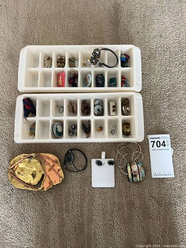 Assorted jewelry lot — necklaces, bracelets, earrings, brooches (1 of 7)
