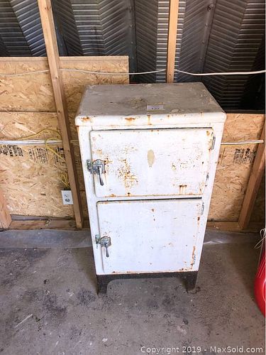 Lot #0137 (1 of 5)