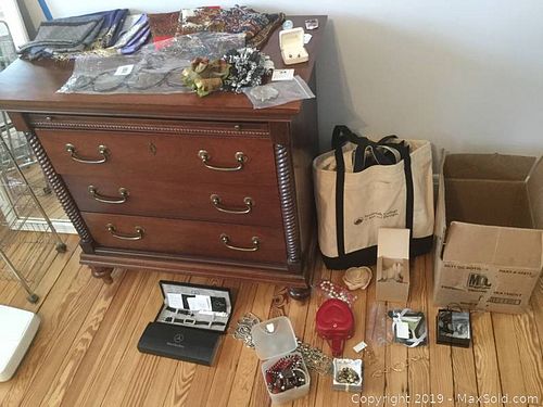 Lot #0053 (1 of 18)