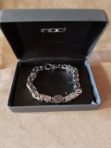 Lot #0025 (1 of 3)