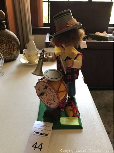 Lot #0044 (1 of 8)