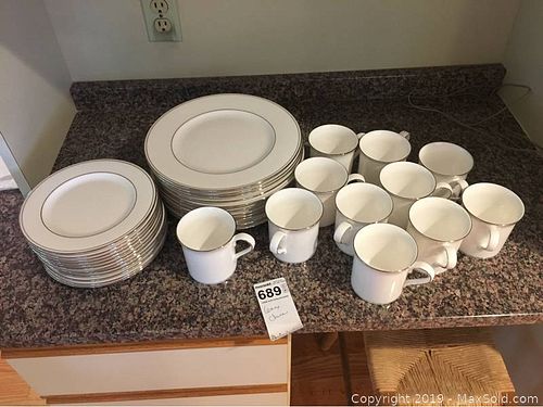 Lot #0689 (1 of 11)