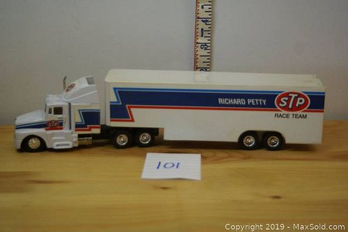 Lot #0101 (1 of 4)