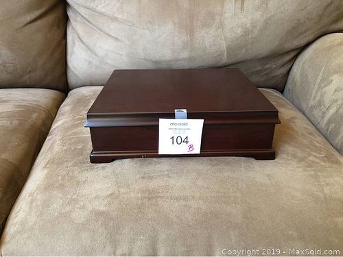 Lot #0104 (1 of 3)