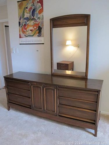 Lot #0890 (1 of 17)