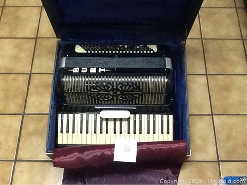 Lot #0022 (1 of 9)