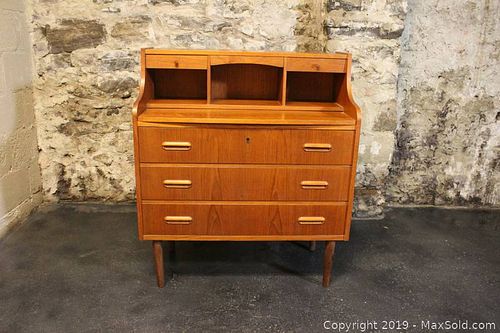 Lot #0049 (1 of 14)