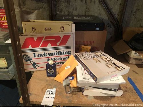 Lot #0712 (1 of 17)