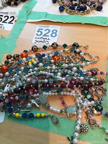 Lot #0528 (1 of 9)