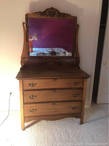 Lot #0208 (1 of 10)