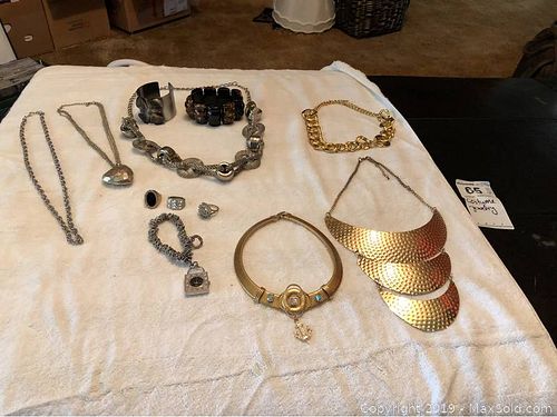 Lot #0065 (1 of 13)