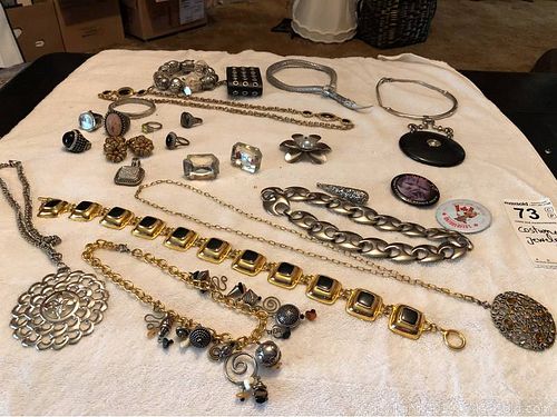 Lot #0073 (1 of 19)