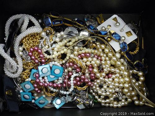 Lot #0037 (1 of 5)