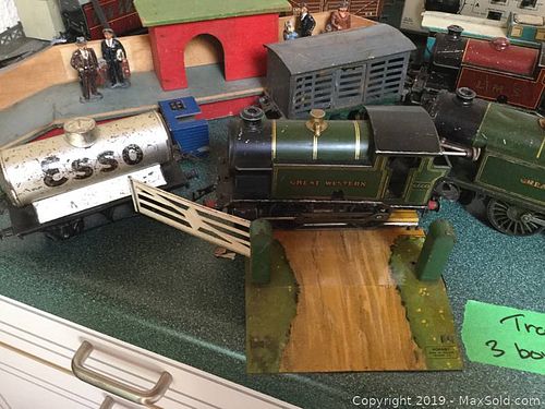 Lot #0211 (1 of 7)