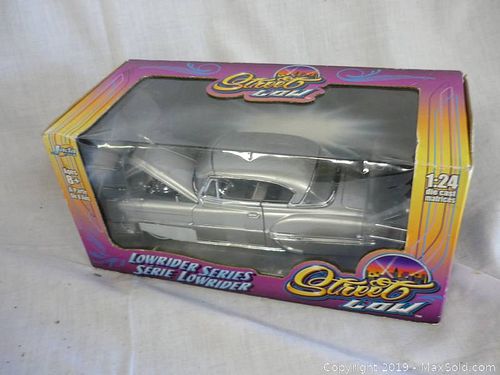 Lot #0122 (1 of 4)