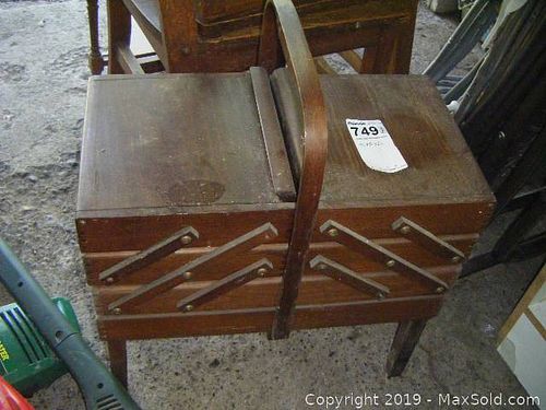 Lot #0749 (1 of 8)