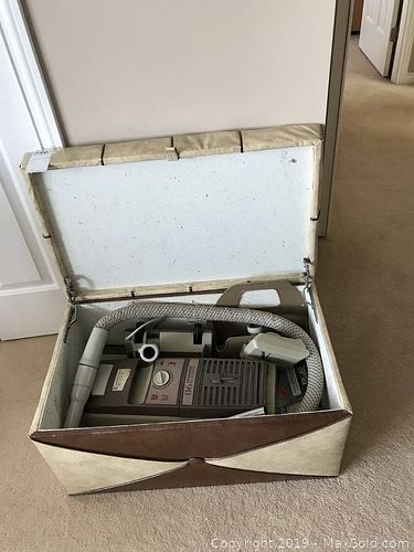 Lot #0348 (1 of 8)