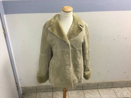 Lot #0025 (1 of 5)